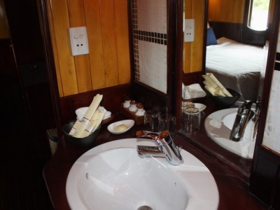 du-thuyen-authentic-bathroom2